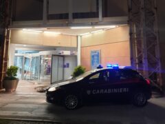 Auto dei Carabinieri davanti all'ingresso del Centro Il Maestrale sfondato dai ladri