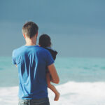 Padre e bambino al mare