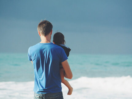 Padre e bambino al mare