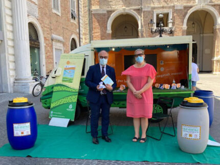 Massimo Bello all'iniziativa per la raccolta degli oli esausti