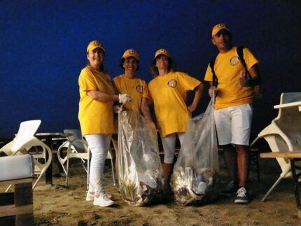 Volontari Scientology raccolgono 13 kili tra plastica e spazzatura