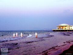 Spiaggia di Senigallia - Sorelle a bagno - Foto di Roberto Polverari