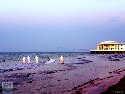 Spiaggia di Senigallia - Sorelle a bagno - Foto di Roberto Polverari