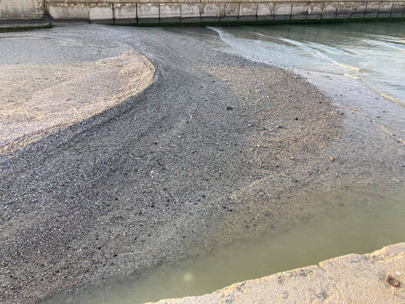 Isoletta di sabbia e detriti alla foce del Misa (situazione ottobre 2021)