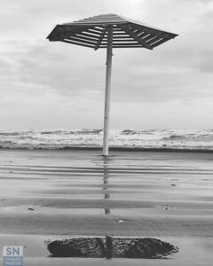 Ombrelloni spogli sulla rava del mare di Senigallia - Assaggio d'autunno - Foto di Simonetta Santini