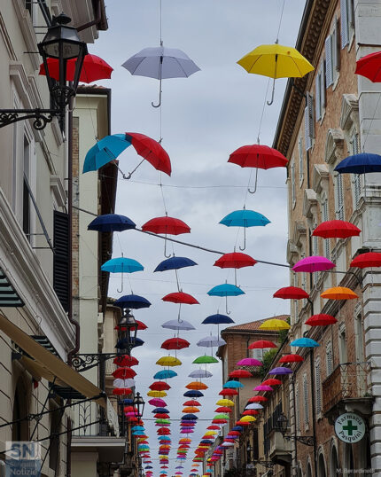 Il Corso 2 Giugno di Senigallia - Gli ombrelli - Foto di Marika Berardinelli
