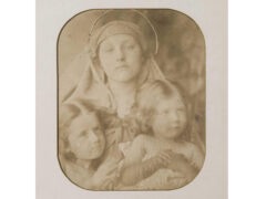 Julia Margaret Cameron, Madonna con due bambini (Elizabeth Keown, Mary Hillier, Alice Keown),1864  