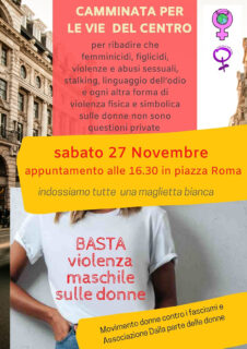 Camminata per le vie del centro di Senigallia indossando una maglietta bianca con una scritta per dire basta alla violenza maschile contro le donne - locandina