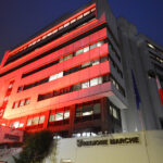 Palazzo Raffaello, sede giunta Regione Marche, illuminato di rosso