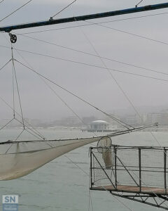 La Rotonda di Senigallia coperta dalla foschia invernale - Pesca nella nebbia - Foto di Roberta Bisci