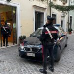 Carabinieri davanti al locale con distributori automatici in via Fagnani
