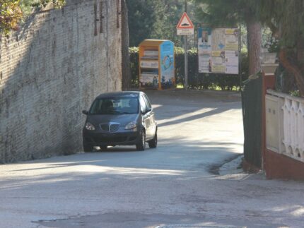 Parcheggio pericoloso in via Arnaldo da Brescia a Scapezzano