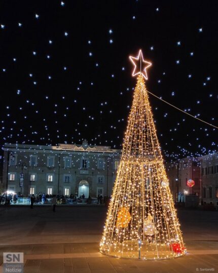 Natale in Piazza Garibaldi - Albero in piazza - Foto di Beatrice Santarelli