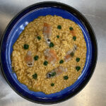 Risotto di cannocchie in doppia textura, crude e cotte, con gel al prezzemolo e caviale d'arancia