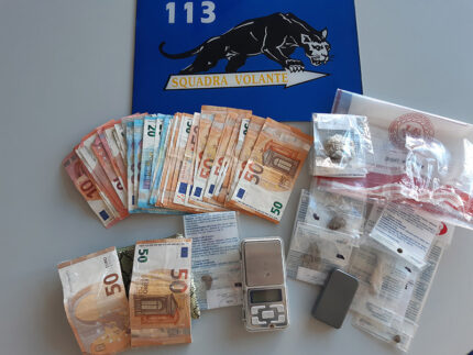Hashish, denaro e materiale sequestrato dalla Polizia