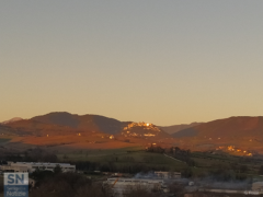 Primo raggio su Arcevia - Foto di Giancarlo Rossi