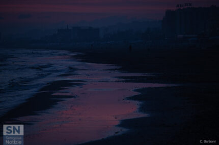 La spiaggia di Senigallia di notte - Litorale nero e viola - Foto di Claudia Barboni