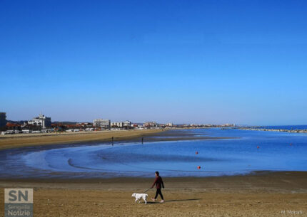 "Passeggiando con il cane a Senigallia..." - Foto di Marcello Moroni
