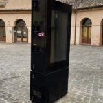 Bacheca-totem elettronico abbandonato in piazza Manni