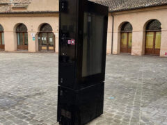 Bacheca-totem elettronico abbandonato in piazza Manni
