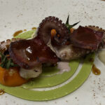 Lingua affumicata, polpo, guacamole e rosmarino