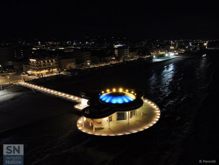 La Rotonda a Mare di Senigallia - La Rotonda in giallo e blu - Foto di Benedetto Pancotti