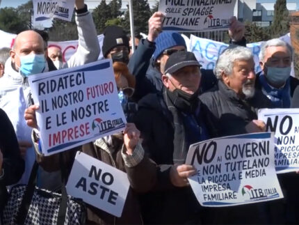 Manifestazione dei balneari davanti alla Regione Marche