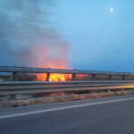 Incendio lungo il fiume Cesano