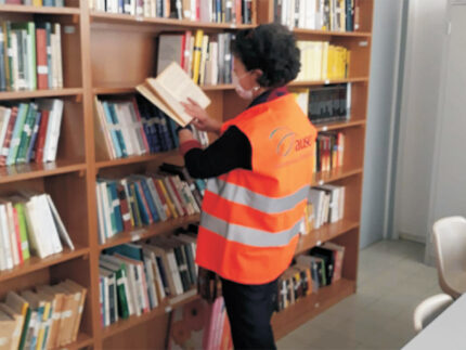 Volontari Auser alla biblioteca del Centro Sociale Saline