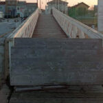 Accesso sbarrato alla passerella pedonale del Porto Della Rovere