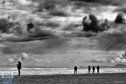 Spiaggia di Senigallia in bianco e nero - Sagome a riva - Foto di Marco Mandolini