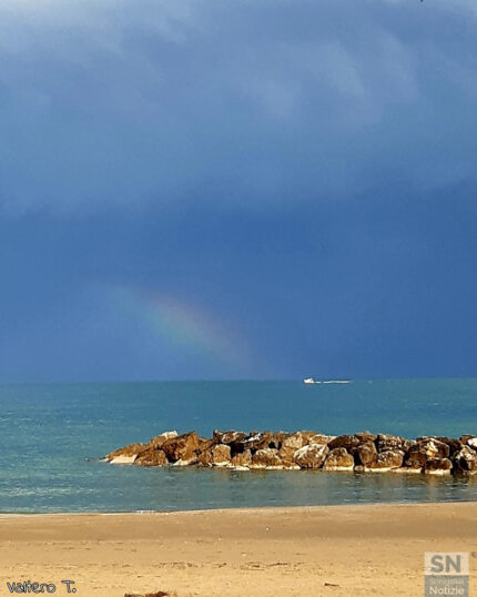Arcobaleno sulla spiaggia del Cesano - Pennellata in cielo - Foto di Valtero Tanfani