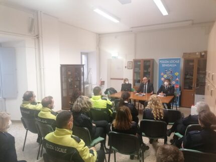 Massimo Bello visita la sede della Polizia Locale di Senigallia