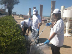 Volontari puliscono spiaggia e lungomare Mameli
