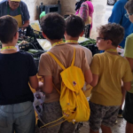 Bambini della scuola primaria "Rodari" in visita al mercato di Coldiretti