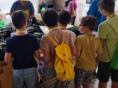 Bambini della scuola primaria "Rodari" in visita al mercato di Coldiretti