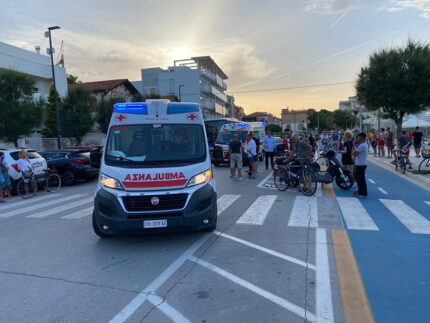 Pedone investito da ciclista: ambulanze su lungomare Alighieri