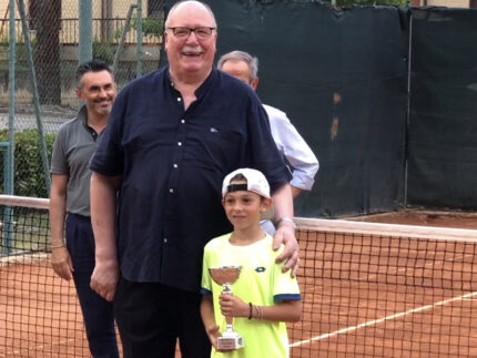 Pietro Marinelli vincitore del Campionato Regionale U10 di tennis, premiato dal sindaco di Castelraimondo