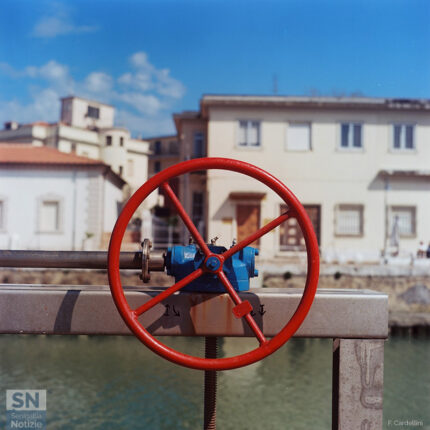 Al porto con la mia macchina analogica - Foto di Francesco Cardellini