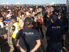 Polizia impegnata in spiaggia a Senigallia per un concerto