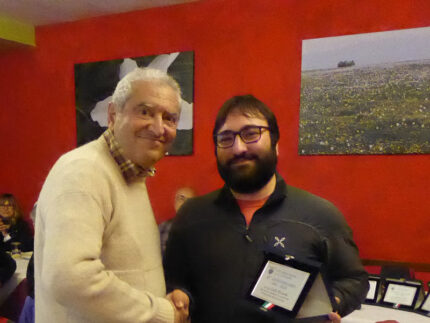 Il Dott. Leonardo Bruni ritira dalle mani del presidente di allora Riccardo Galli la targa commemorativa in occasione del 25° anniversario della sez. CAI Senigallia