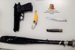 Mazza, coltelli e finta pistola sequestrati dalla Polizia
