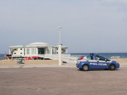 Polizia di fronte alla Rotonda a Mare di Senigallia