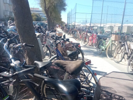 Biciclette parcheggiate sul marciapiede del lungomare di Senigallia