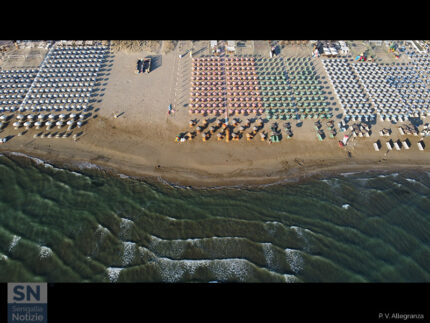 Ombrelloni a Marina Vecchia - Foto di Pier Vanni Allegranza