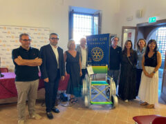 Consegna sedie per disabili - Rotary Club Senigallia