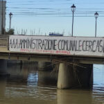 "A.A.A. Amministrazione Comunale Cercasi": striscione di protesta sul Misa a Senigallia