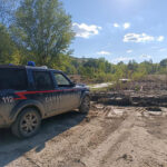 Carabinieri lungo il Nevola, luogo del ritrovamento del corpo di un bambino