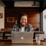 Ragazzo davanti a un notebook, computer portatile