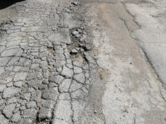 Le condizioni dell'asfalto di via L'Aquila